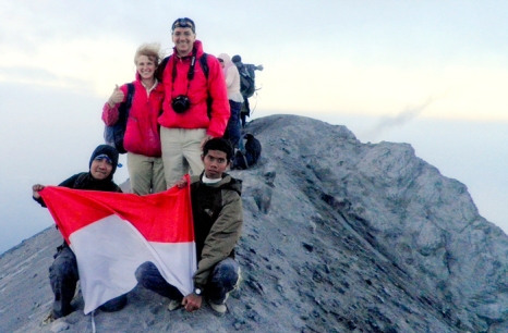 29. Tanggal : 17 Agustus Lokasi : Gunung Merapi Klien : Stephen Boyd dan Denise Boyd (2 orang) Kebangsaan : Australia Provider : Equator Indonesia