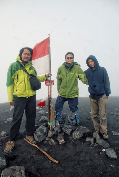 51. Tanggal : 17 - 19 Juni Lokasi : Gunung Semeru Klien : Bunyamin Hatibie (1 orang) Kebangsaan : Indonesia Provider : Equator Indonesia